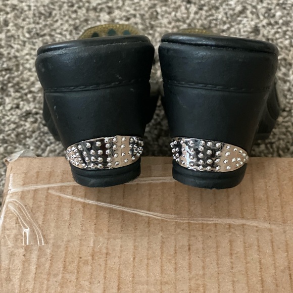 Shoes - Picture 5 of 5